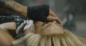 Pabllo Vittar deitada e chorando, com a mão no rosto.