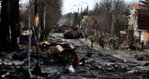 Soldados ucranianos inspecionam ruas destroçadas de Bucha