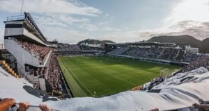 Torcida do Santos lotando a Vila Belmiro. Imagem panorâmica do estádio a partir da própria arquibancada.