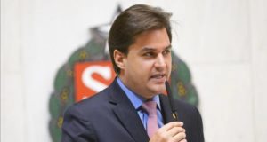 O deputado estadual Frederico D'Ávila (PL) falando na tribuna da Alesp.