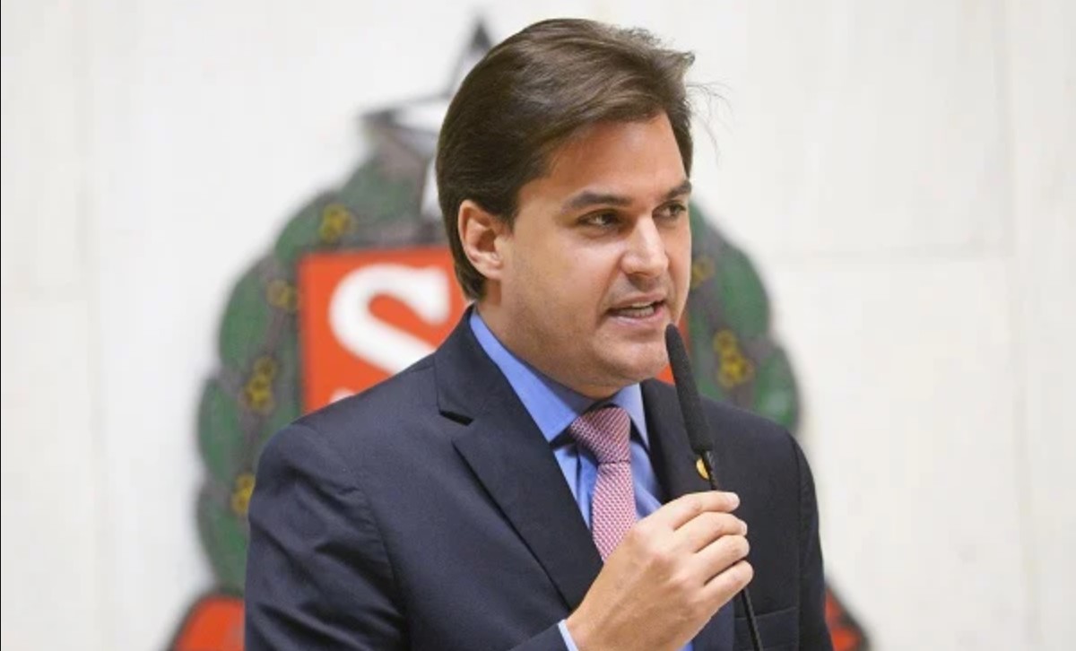 O deputado estadual Frederico D'Ávila (PL) falando na tribuna da Alesp.