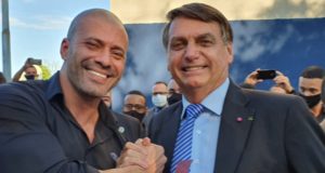 Daniel Silveira e Jair Bolsonaro apertando as mãos.
