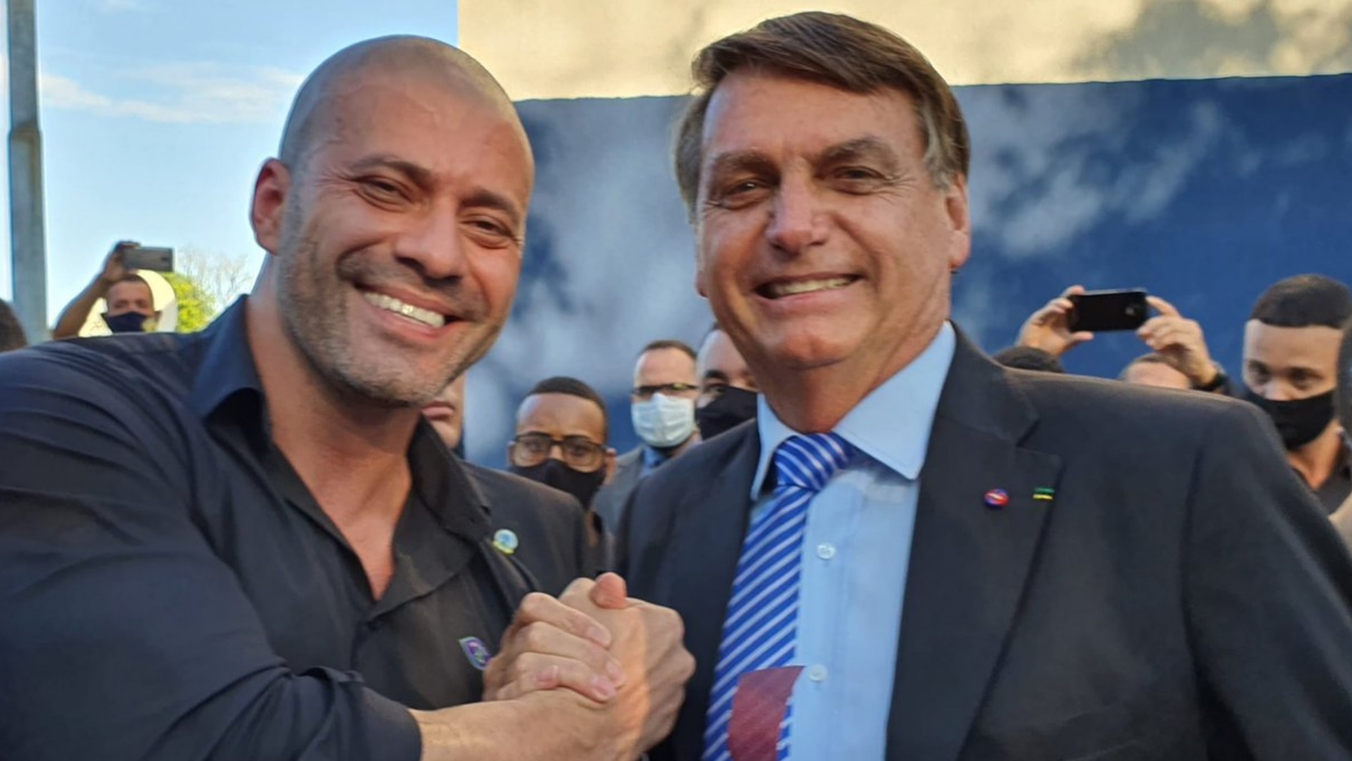 Daniel Silveira e Jair Bolsonaro apertando as mãos.