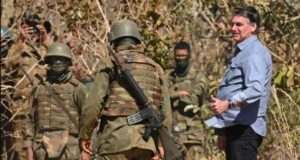 Imagem mostra Bolsonaro junto com militares brasileiros.