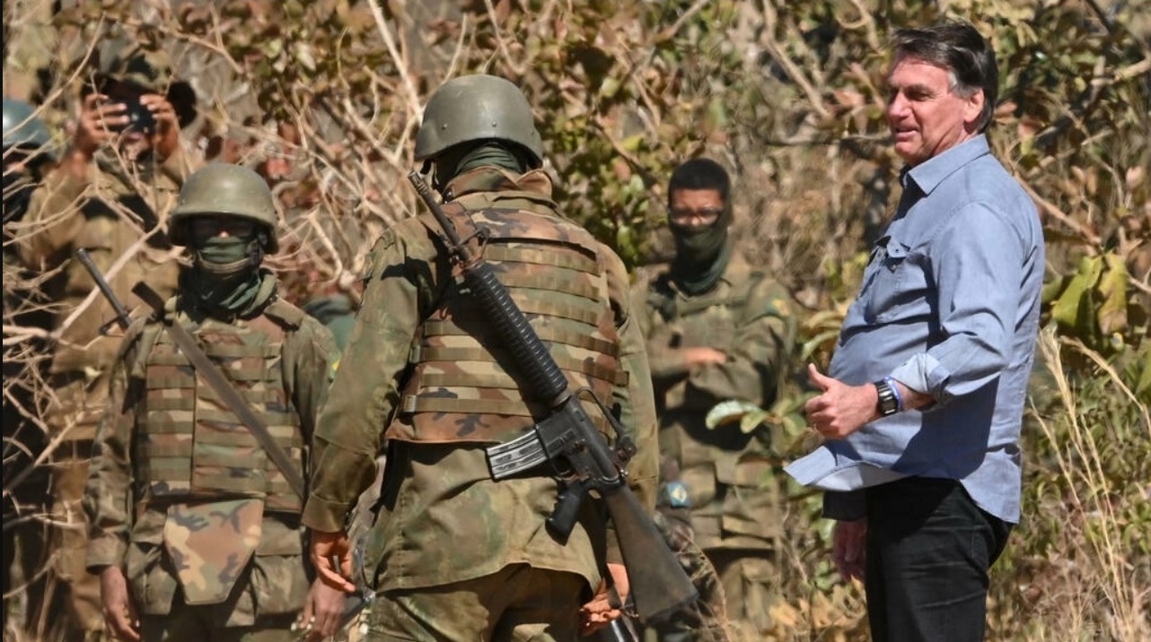 Imagem mostra Bolsonaro junto com militares brasileiros.