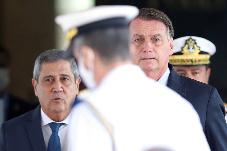 Foto de Bolsonaro ao lado de Braga Netto. Os dois estão sérios , um ao lado do outro.