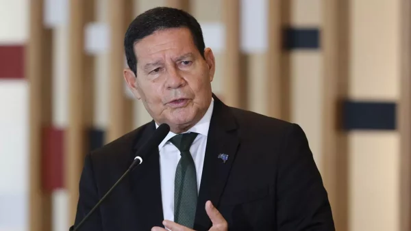 Mourão acusa o STF de atacar a democracia
