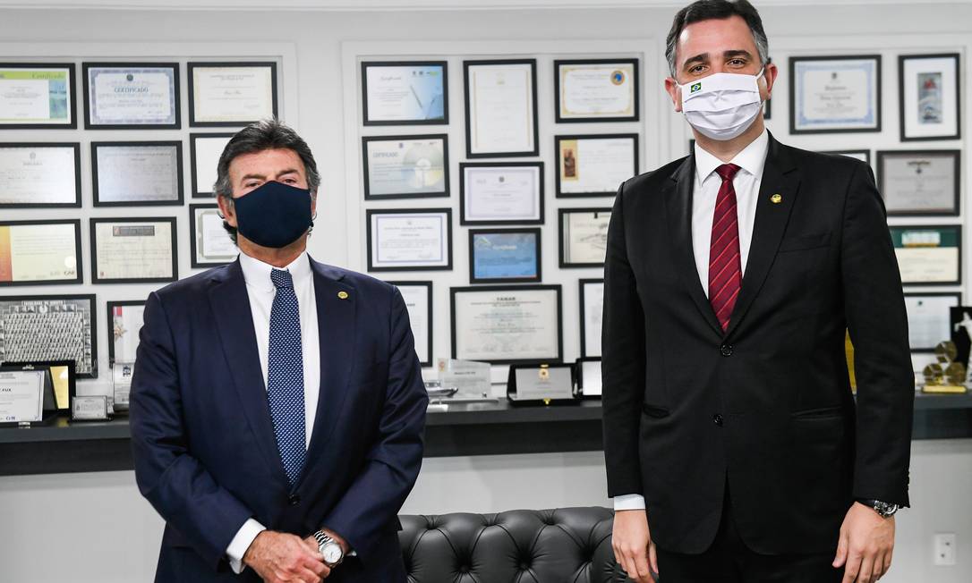 Luiz Fux e Rodrigo Pacheco de terno, máscara e posando para a foto.