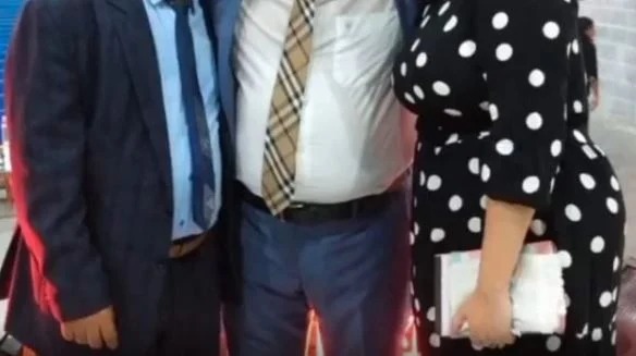 Foto de três pessoas com os rostos cortados