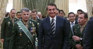 Bolsonaro com militares