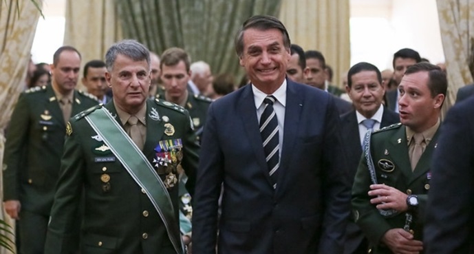 Bolsonaro com militares