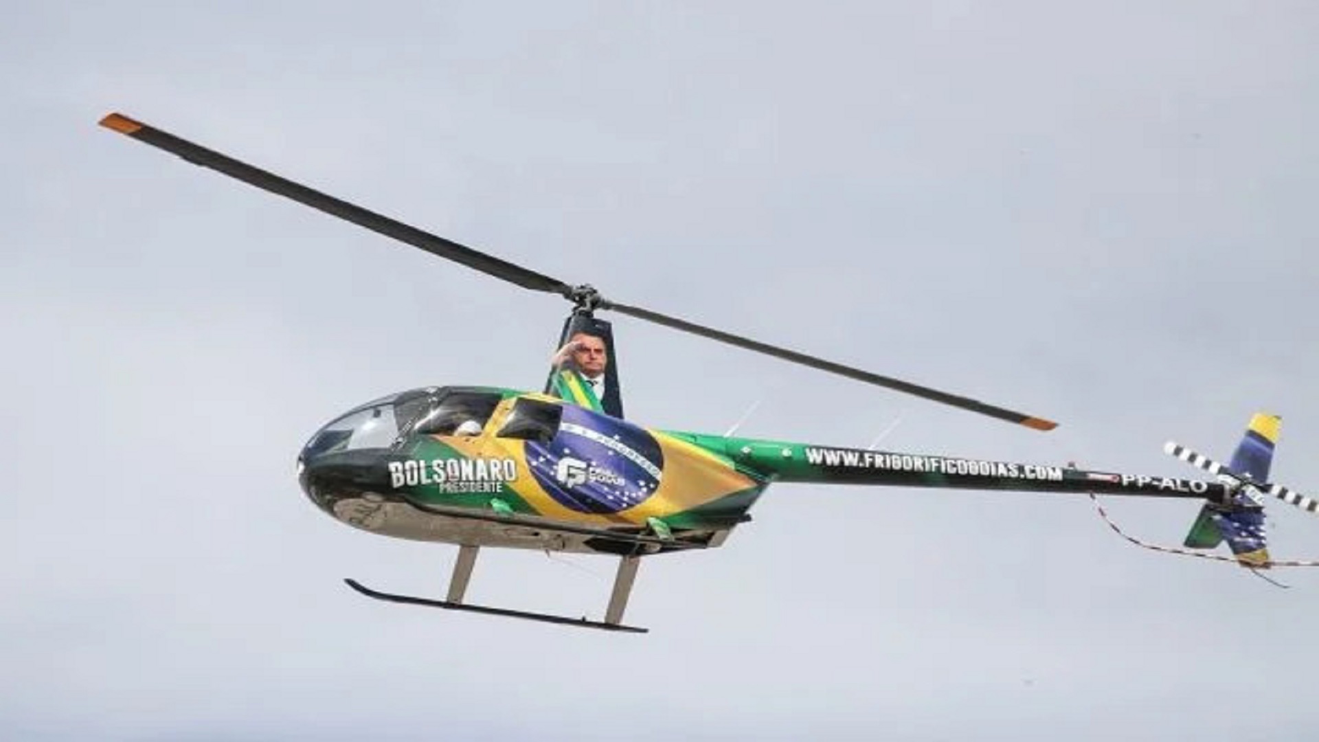 Helicóptero de empresa de Gusttavo Lima faz homenagem a Bolsonaro