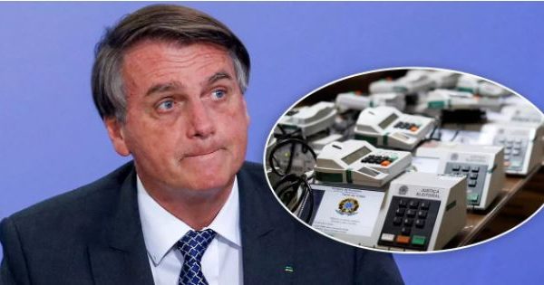 Bolsonaro com montagem nas urnas