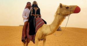Cantora gospel e o marido no deserto em Dubai Piramide
