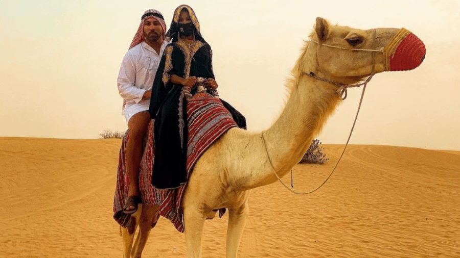 Cantora gospel e o marido no deserto em Dubai Piramide
