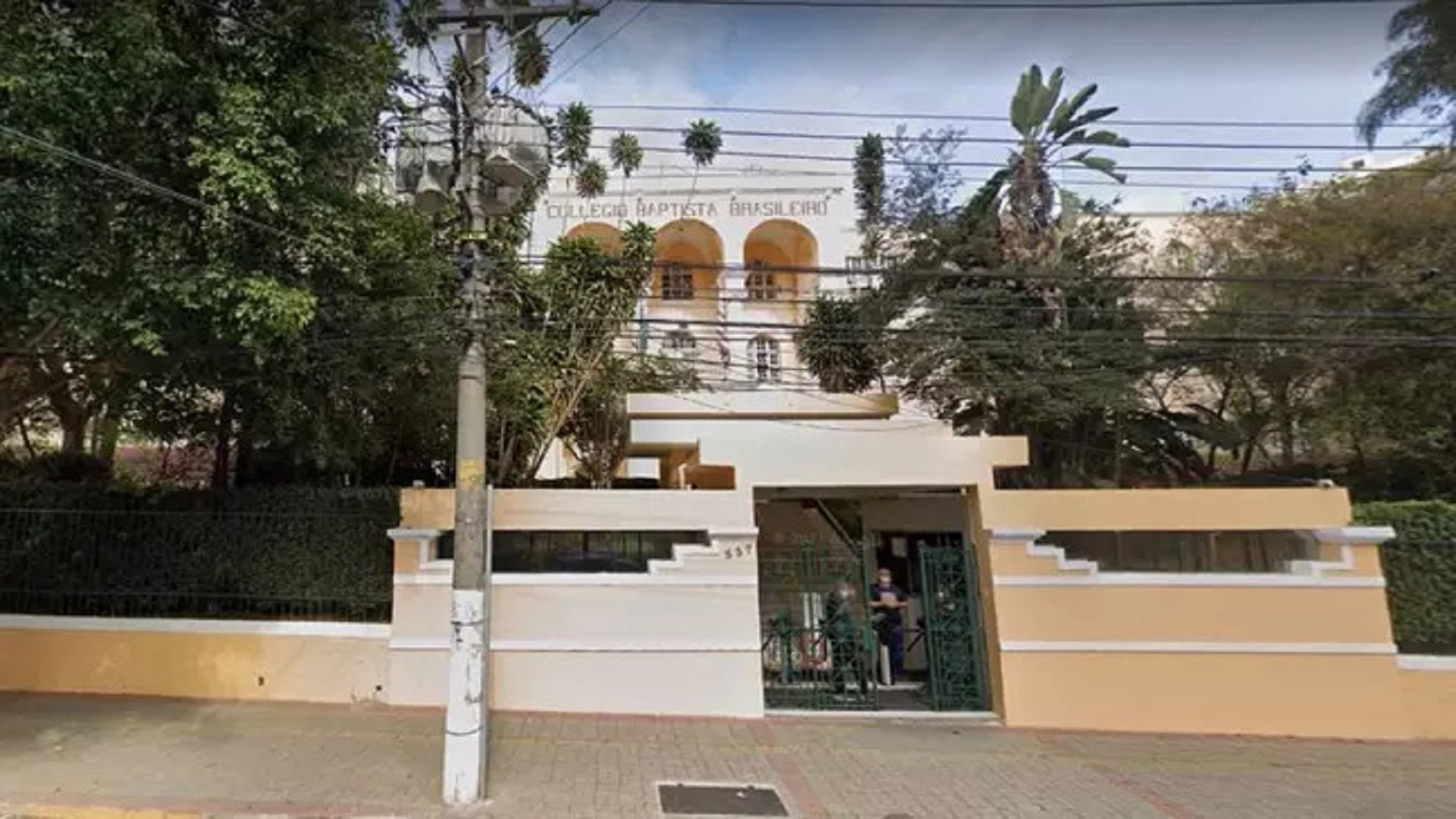 Mãe acusa escola de expulsar filho por ser gay e pobre