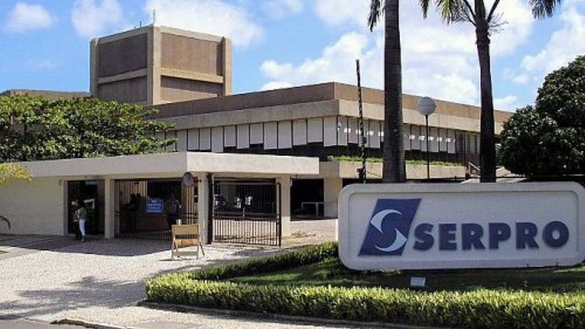 Foto da fachada da Serpro, Serviço Federal de Processamento de Dados. Nome em azul com fundo branco;