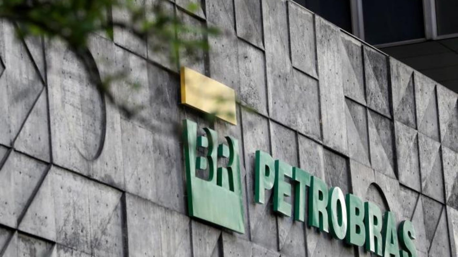 Foto da Petrobras com o letreiro da empresa escrito nas cores verde e amarelo