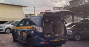 foto de viatura da PRF com o porta-malas aberto.