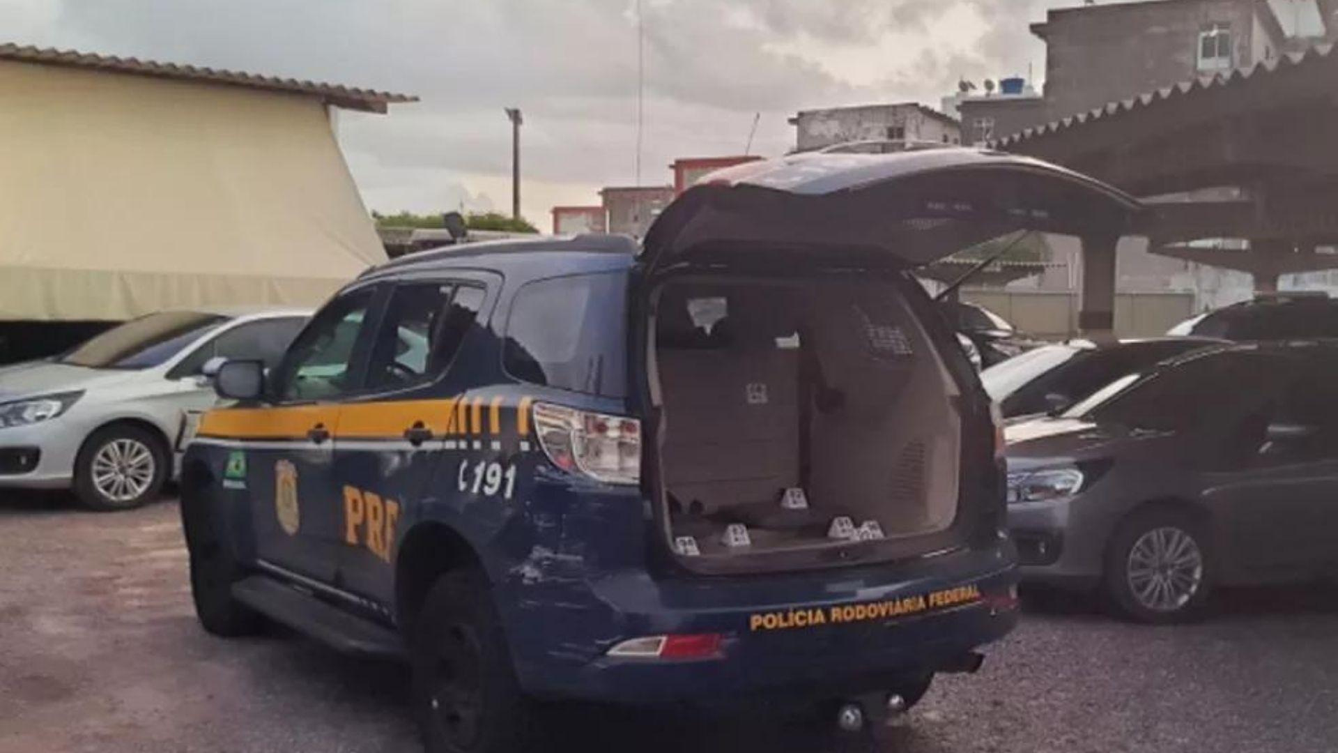 foto de viatura da PRF com o porta-malas aberto.