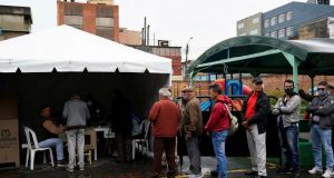 Foto de eleitores colombianos em um ponto de votação.