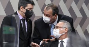 Foto de omar Aziz, Randolfe Rodrigues e Renan Calheiros.
