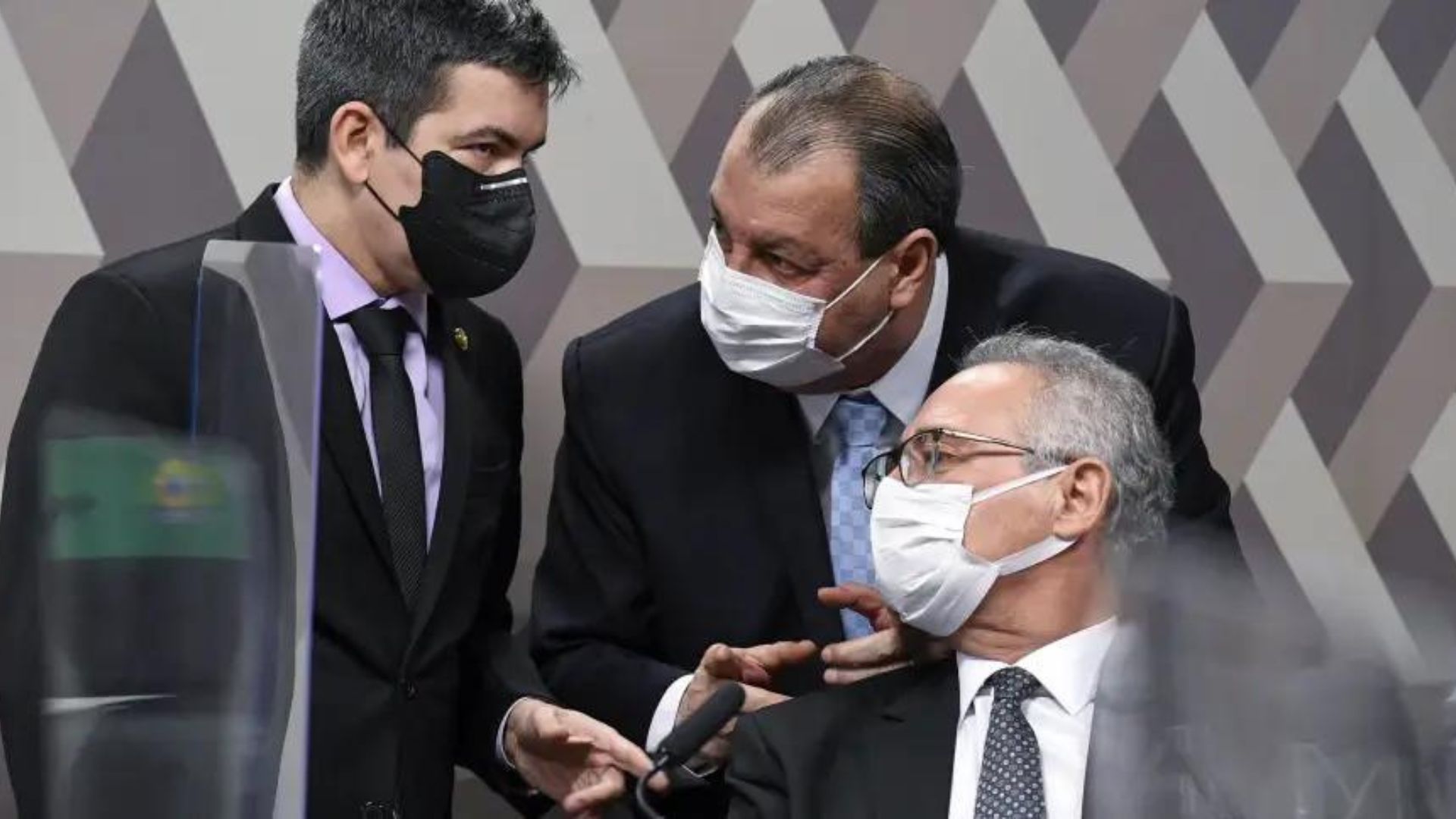 Foto de omar Aziz, Randolfe Rodrigues e Renan Calheiros.