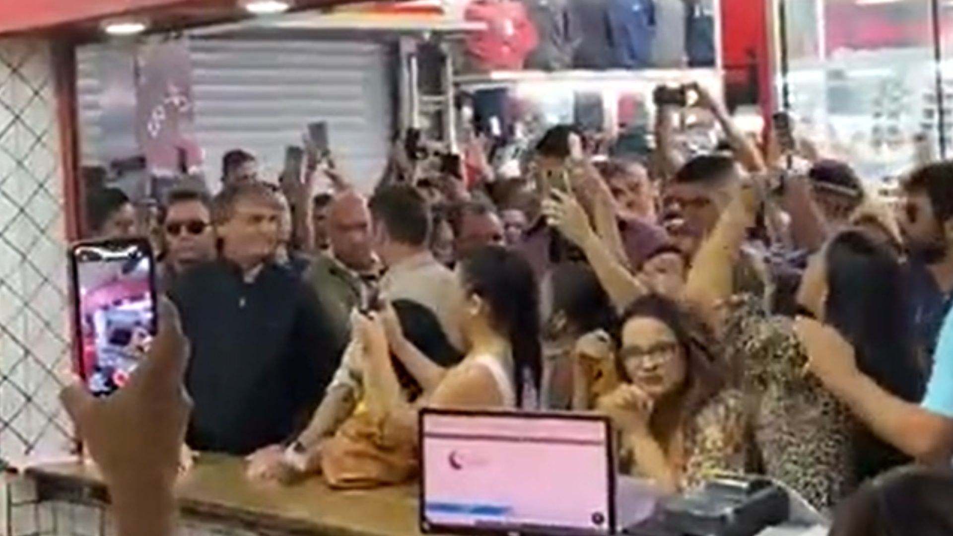 Bolsonaro aparece cercado de apoiadores e opositores que gritavam "Fora, Bolsonaro".