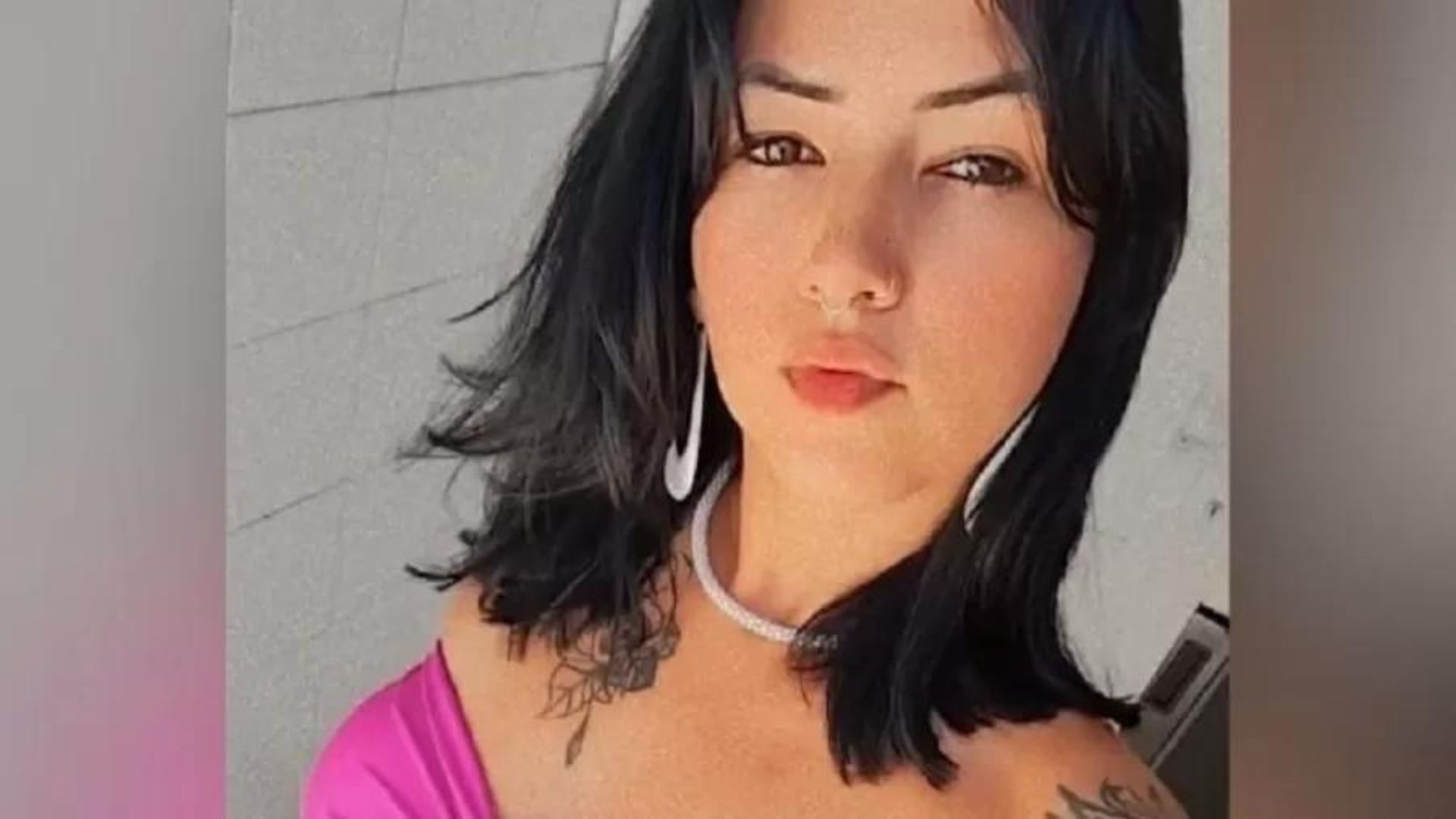 Foto da muler com cabelo preto liso, pele branca e maquiagem no rosto.