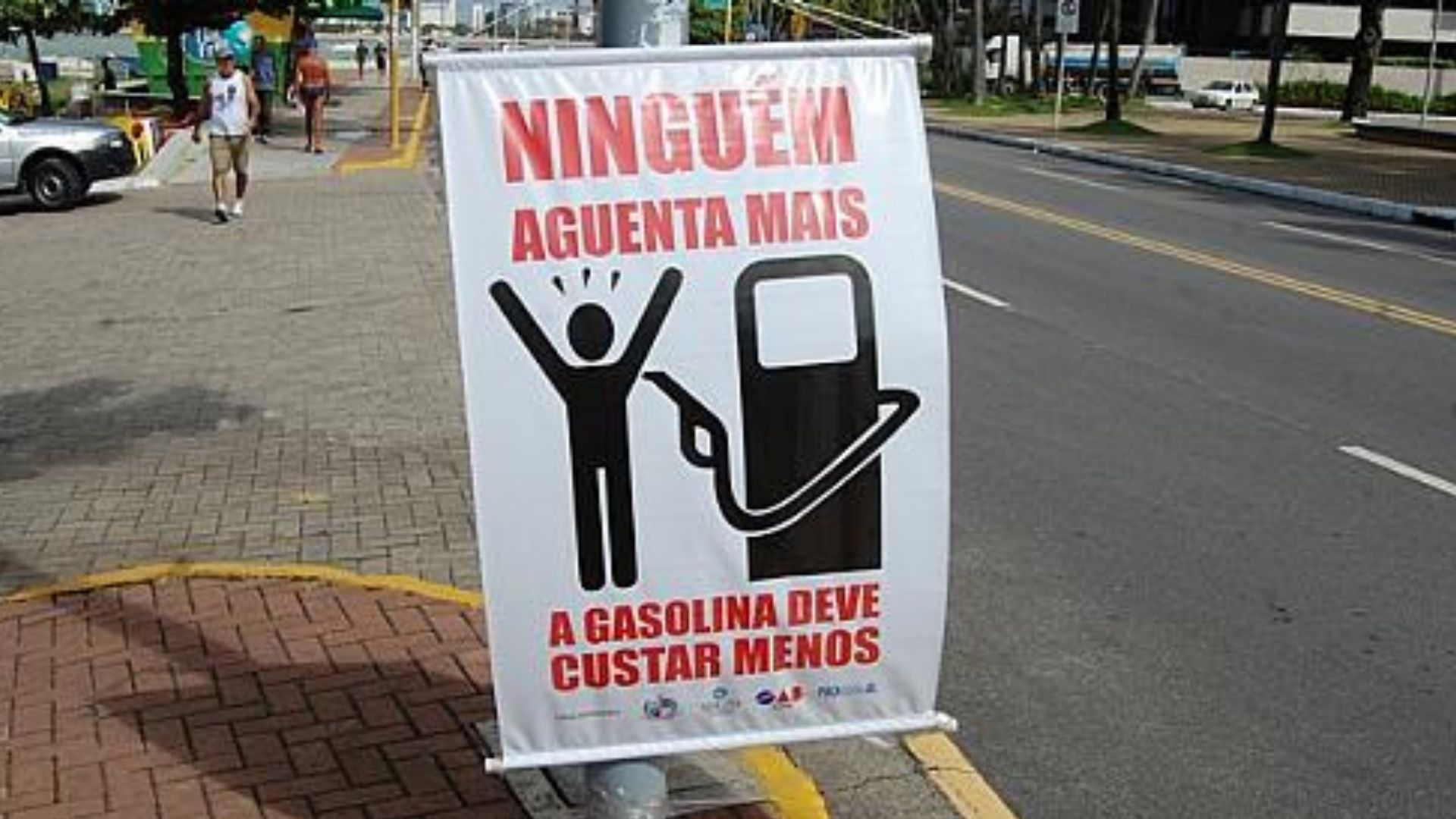 O preço da gasolina não para de crescer e já chega a R$10,00 