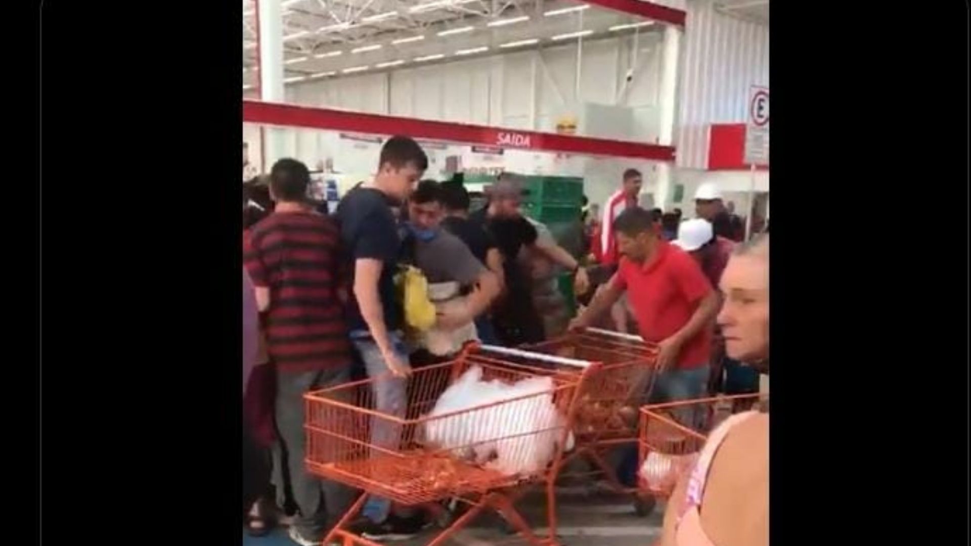 consumidores brigam por cebola em promoção em supermercado