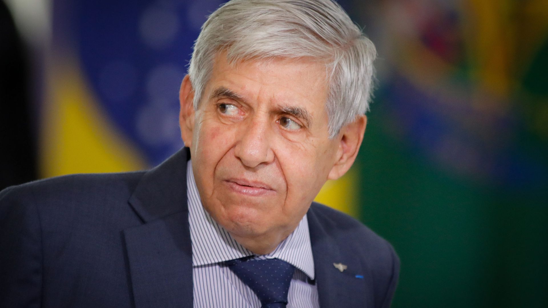 Foto de Augusto Heleno com olhar de desconfiança. Ele usa terno preto e cabelo branco.