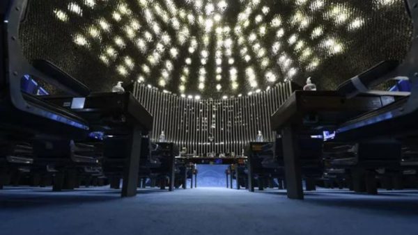 Foto do Plenário do Senado Federal em uma visão de baixo para cima.