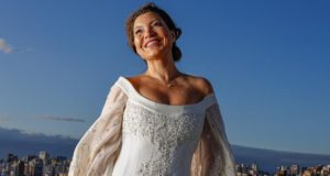 Foto de Janja sorrindo com o vestido de noiva feito por bordadeiras do Seridó potiguar.