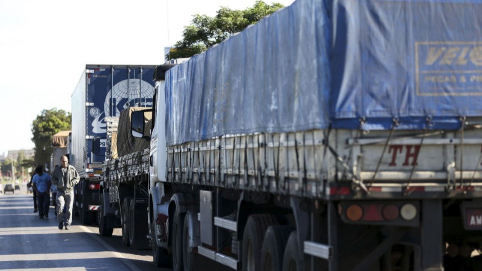 Bolsonaro tenta tirar dinheiro da Ciência para renovar frota de caminhões; entidades reagem