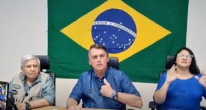 Bolsonaro durante a live semanal nas redes sociais.