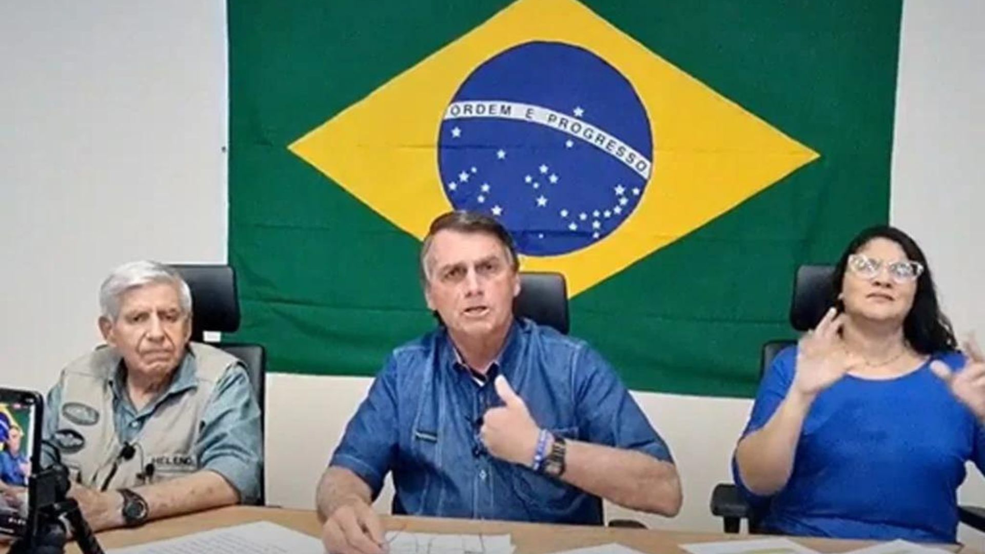 Bolsonaro durante a live semanal nas redes sociais. 