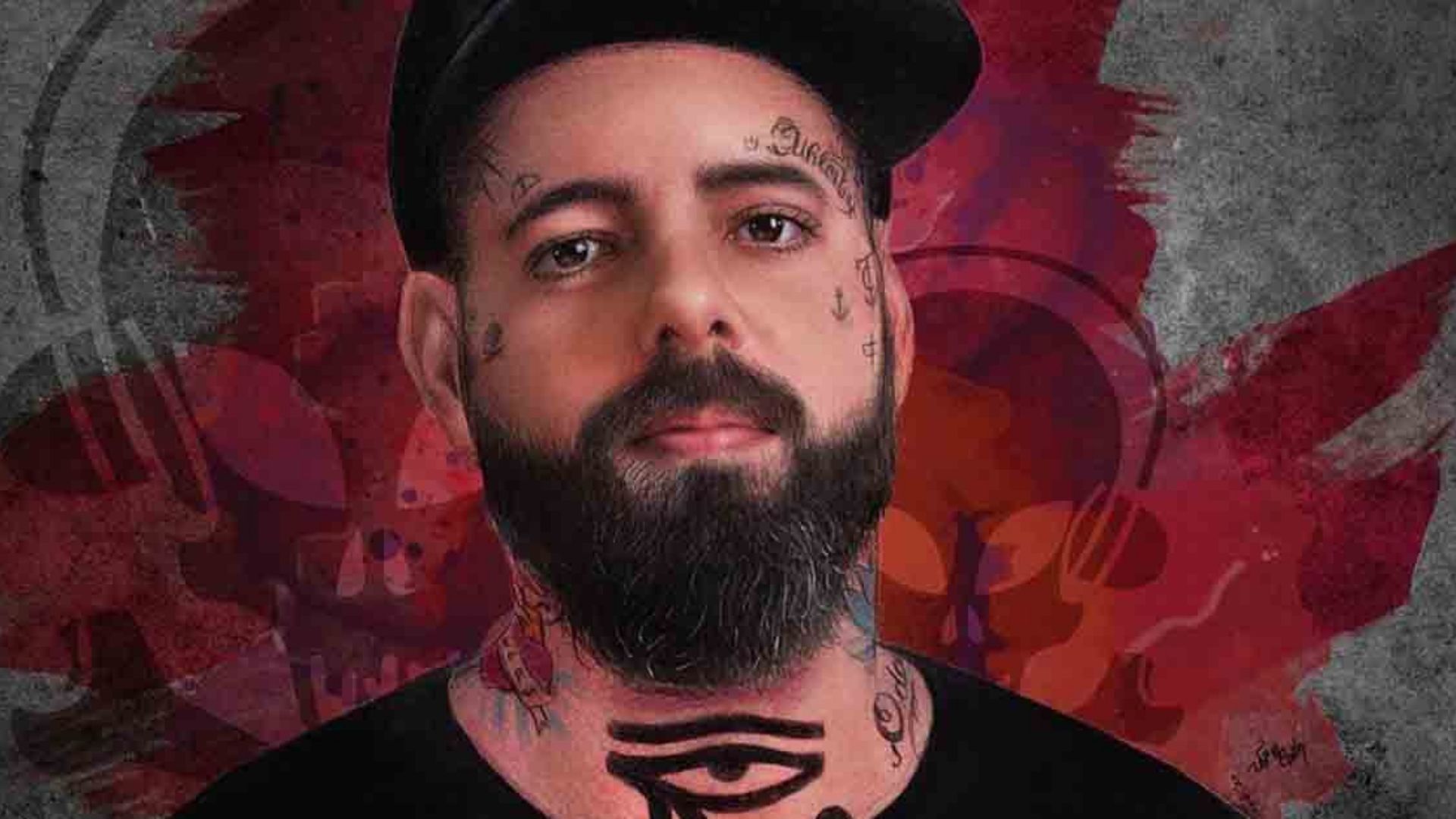 Foto de Tico Santa Cruz sério com barba, rosto tatuado e boné preto.