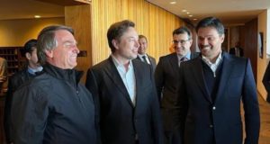 Bolsonaro chama Elon Musk de "mito da liberdade" e comemora compra do Twiiter pelo empresário