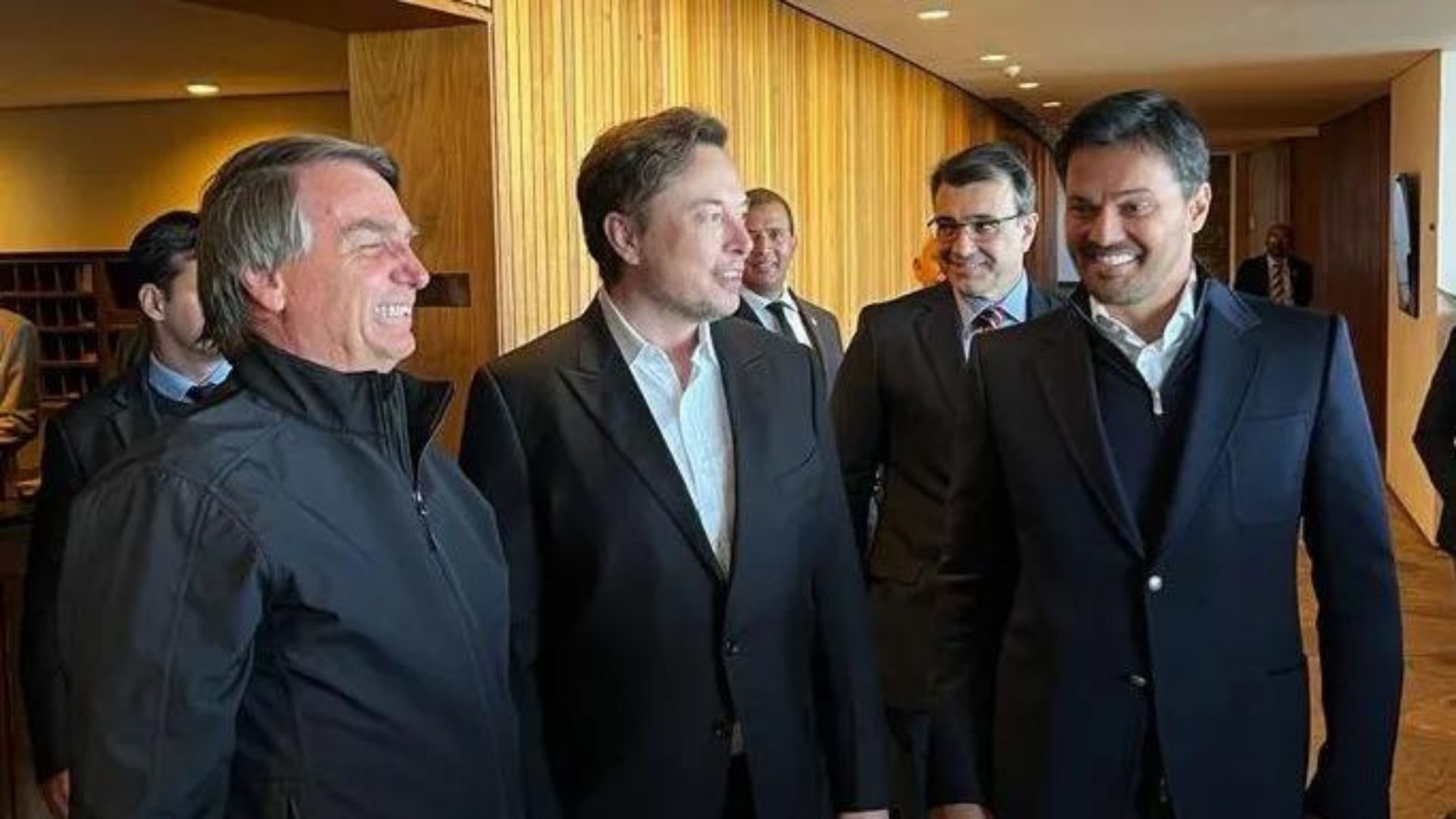 Bolsonaro chama Elon Musk de "mito da liberdade" e comemora compra do Twiiter pelo empresário