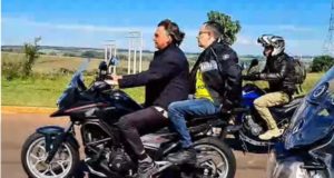 Bolsonaro participa de motociada sem capacete em RS