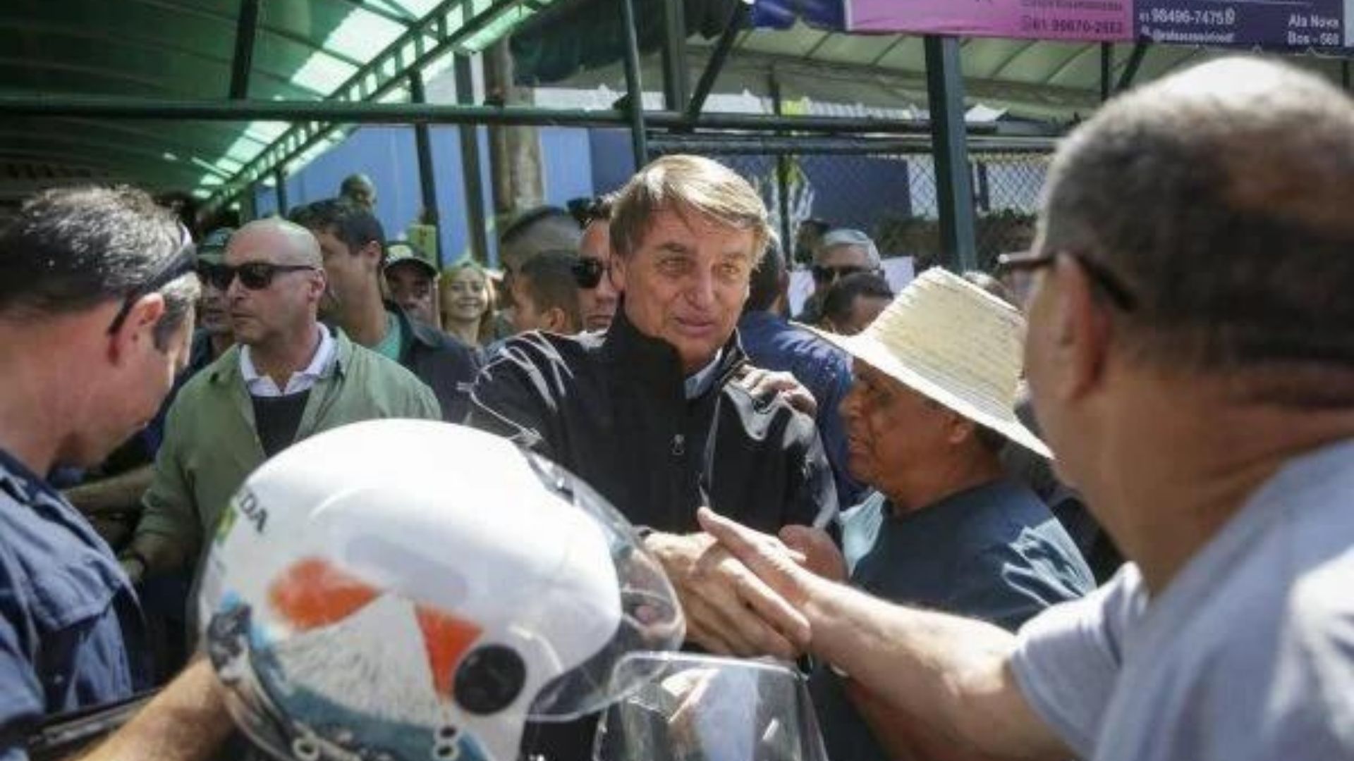 Foto de Bolsonaro arrodiado de diversos apoiadores em Brasília.