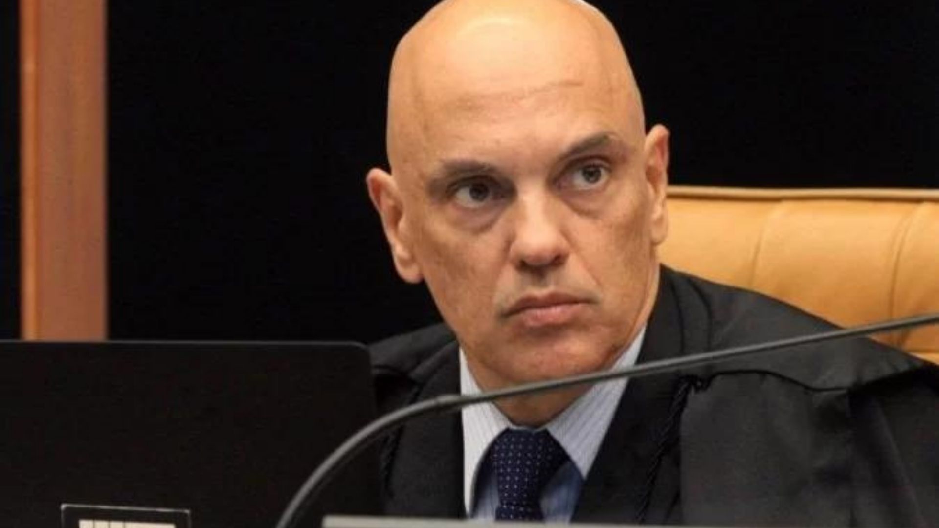 Foto de Alexandre de Moraes, com pele branca, careca e olhar sério.