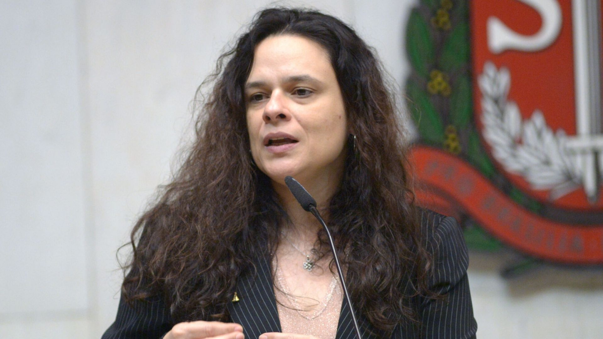 "Nem adianta mandar eu desistir", diz Janaina Paschoal ao ver fracasso em pesquisa