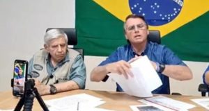 Foto de Bolsonaro ao lado de Augusto Heleno na live.