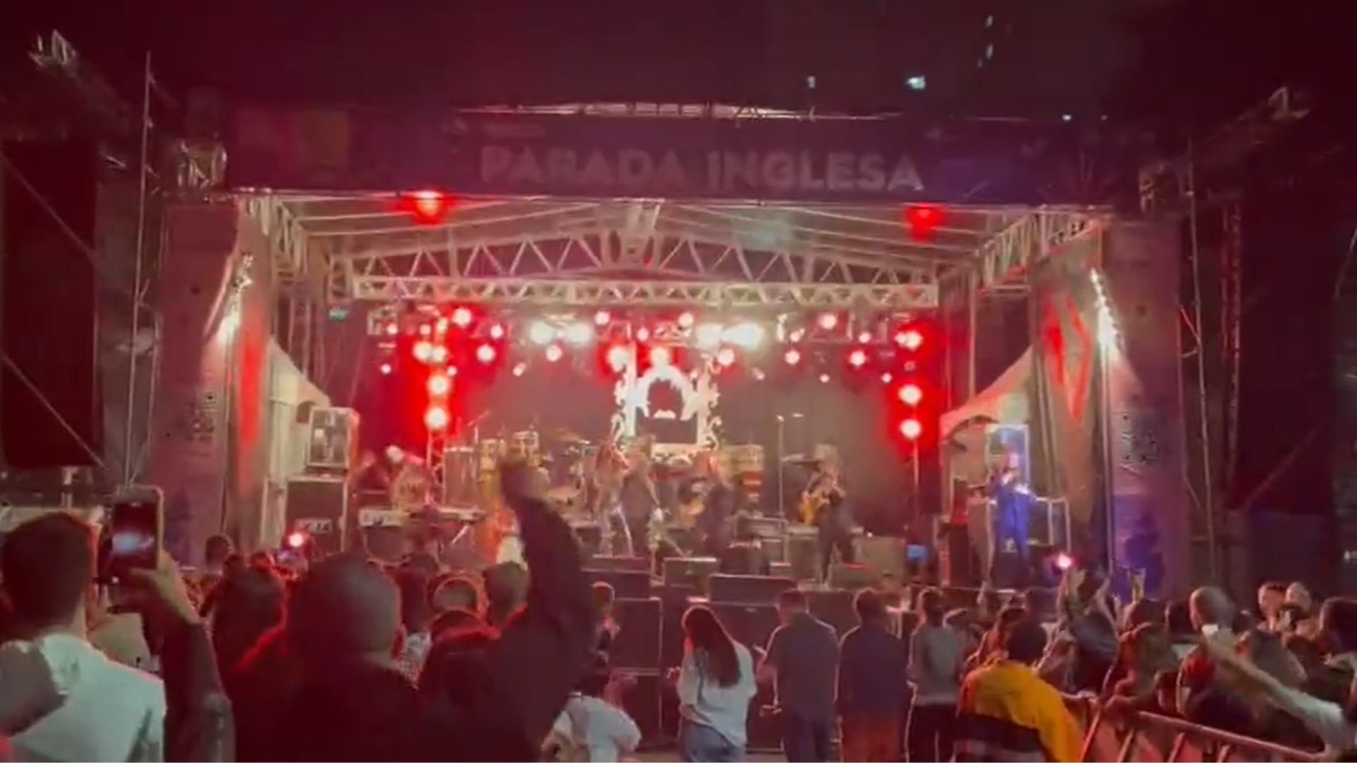 foto dopúblico reúnido no palco da Parada Inglesa em São Paulo.