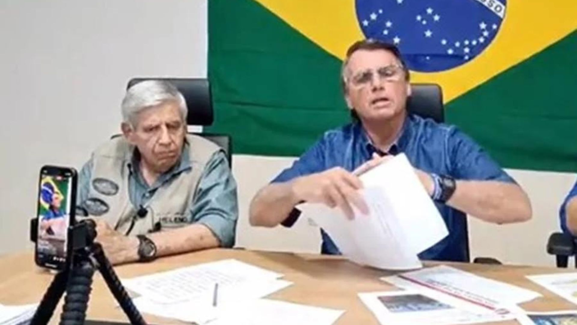 Foto de Bolsonaro ao lado de Augusto Heleno na live.