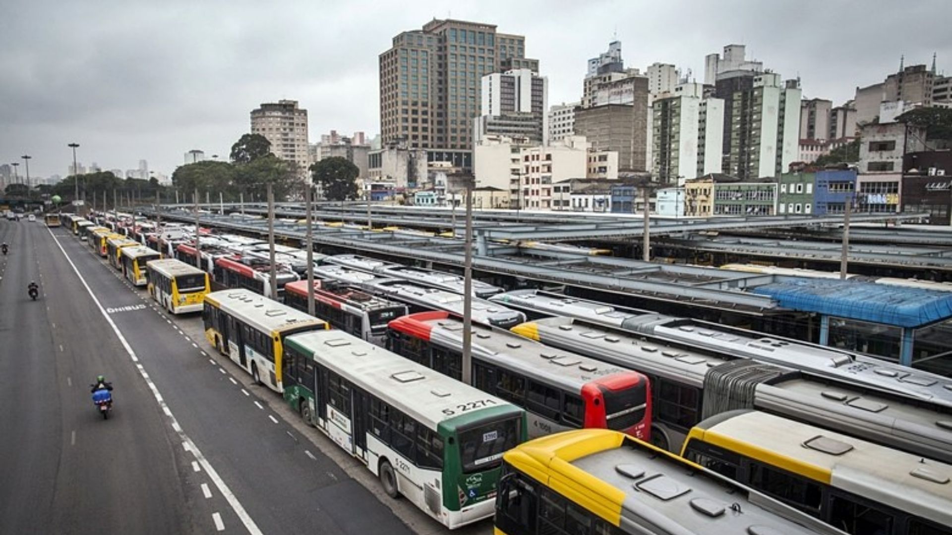Motoristas de onibus devem realizar paralização na tarde de hoje