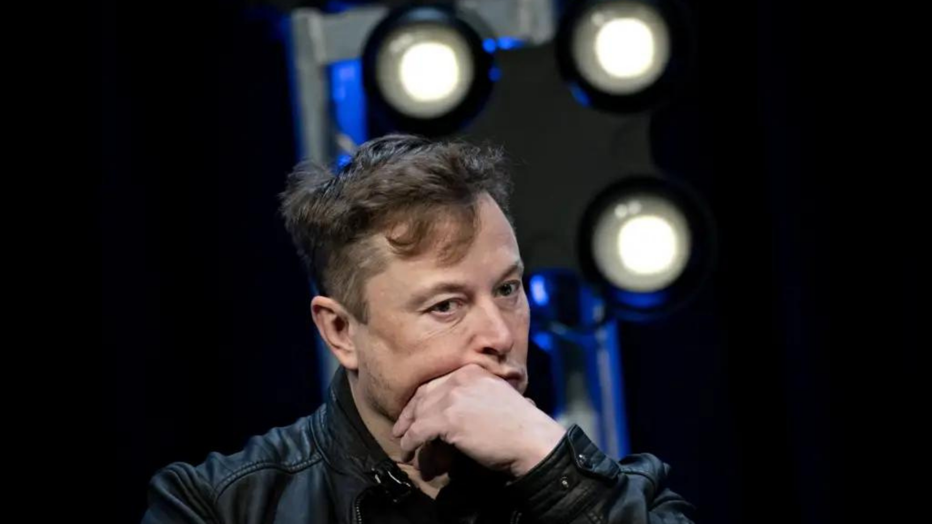 Foto de Elon Musk com olhar preocupado e expressão séria.