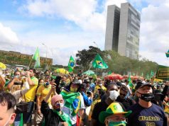Foto de grupo bolsonarista reunido em Brasília para protestar em favor do presidente Bolsonaro.
